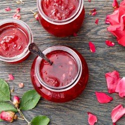 Варення з пелюсток троянд